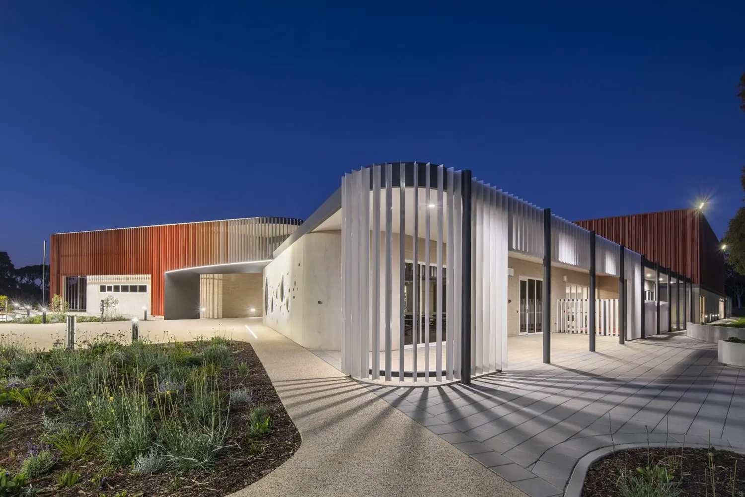 مجمع رياضي حديث مع ملاعب متعددة الاستخدام