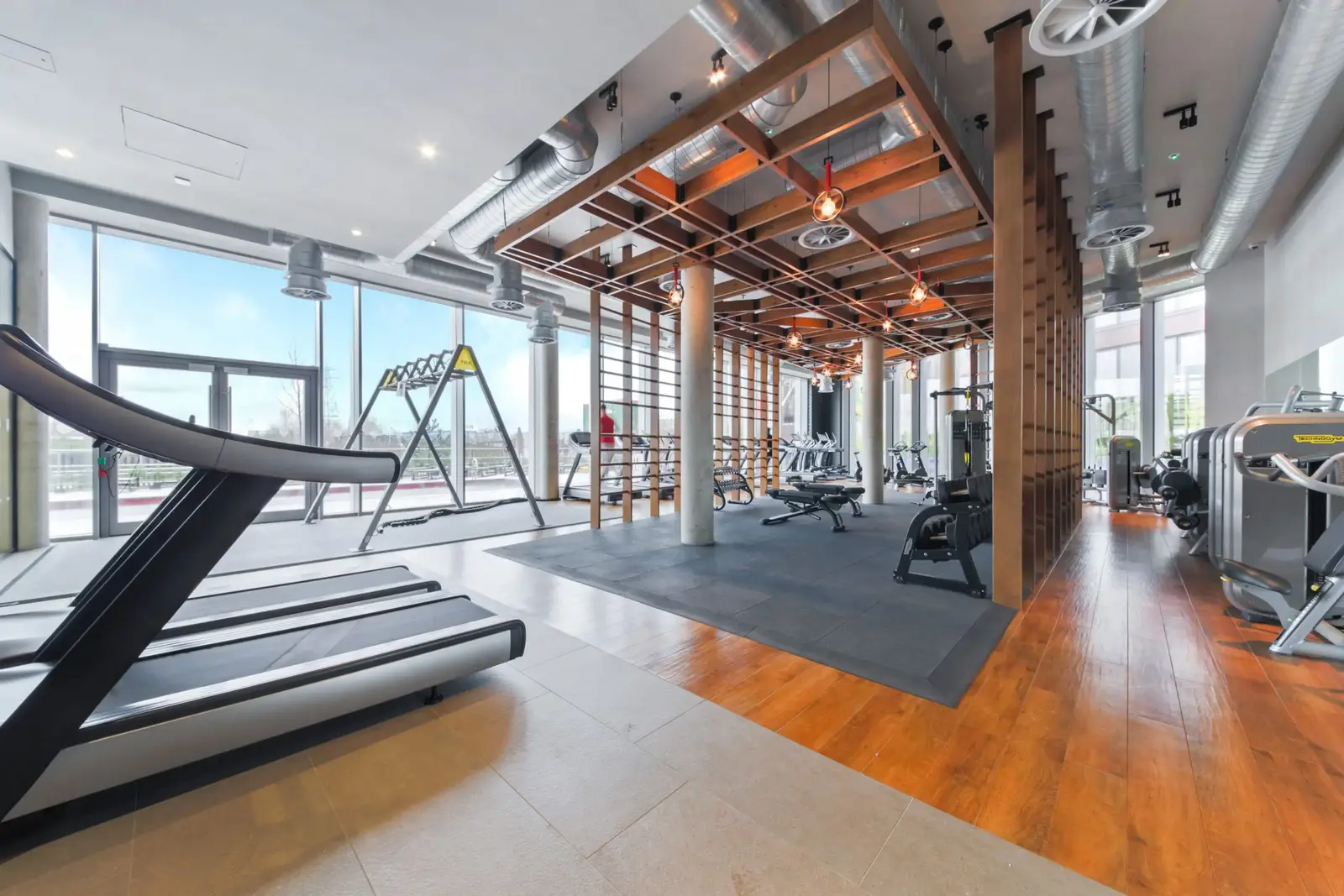 Fitness Sınıflarıyla Tam Donanımlı Spor Tesisi