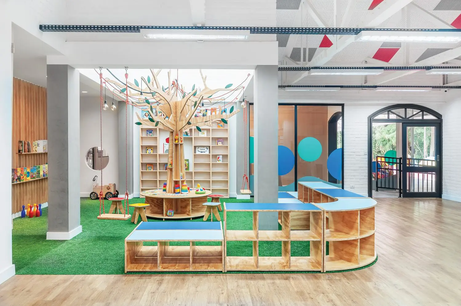 مدرسة ابتدائية حديثة مزودة بمرافق متقدمة