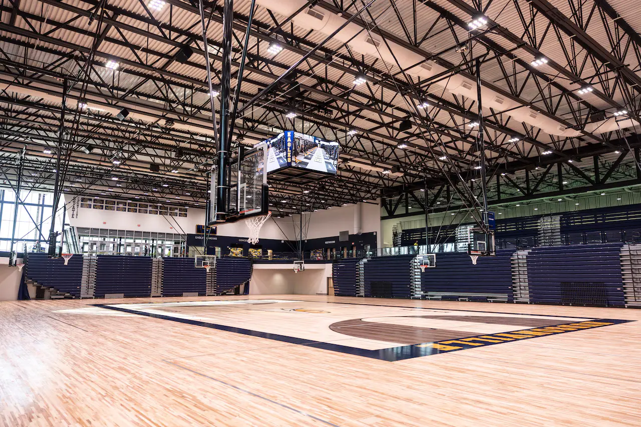 مدرسة ابتدائية حديثة مزودة بمرافق متقدمة