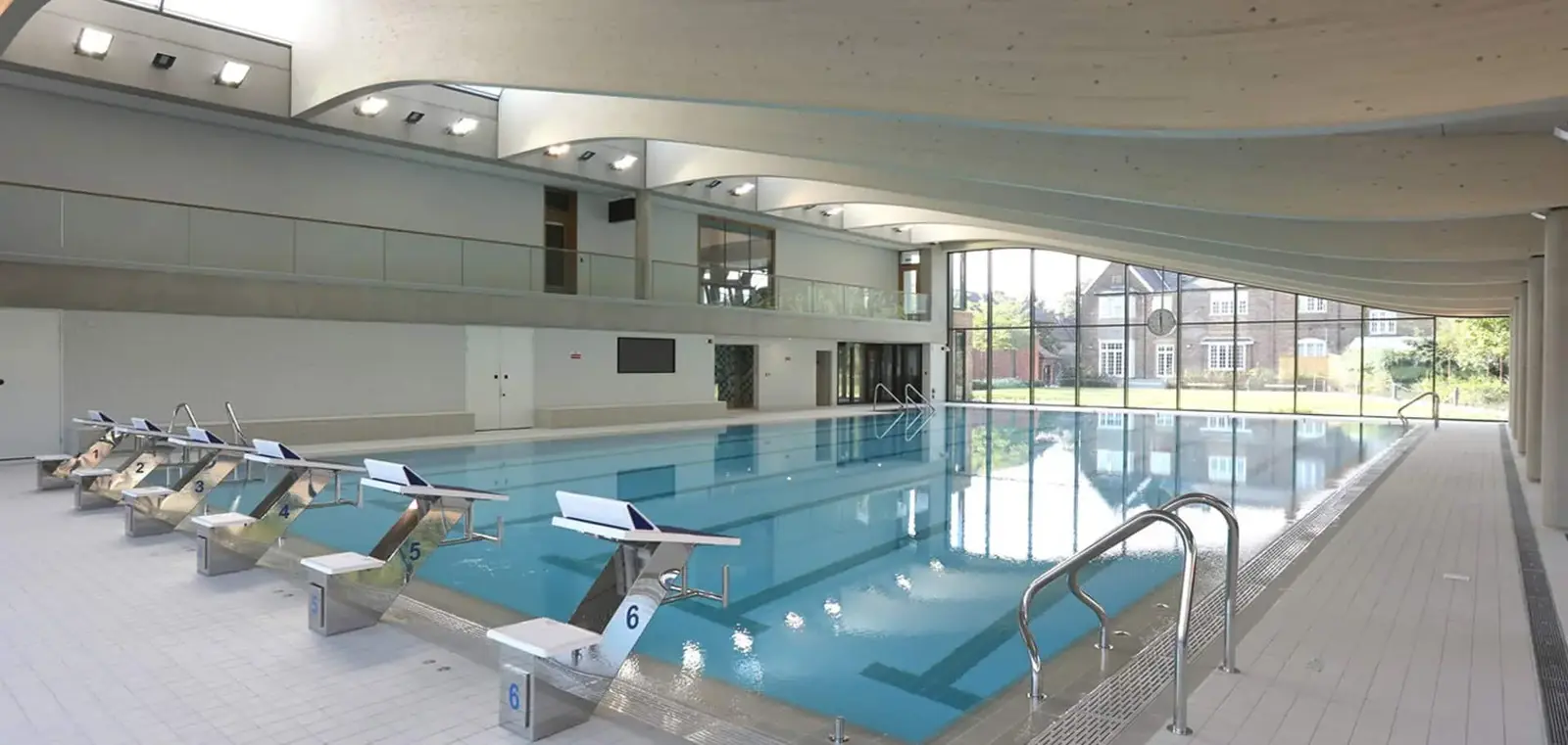 مدرسة ميثاق مبتكرة بمساحات تعليمية إبداعية