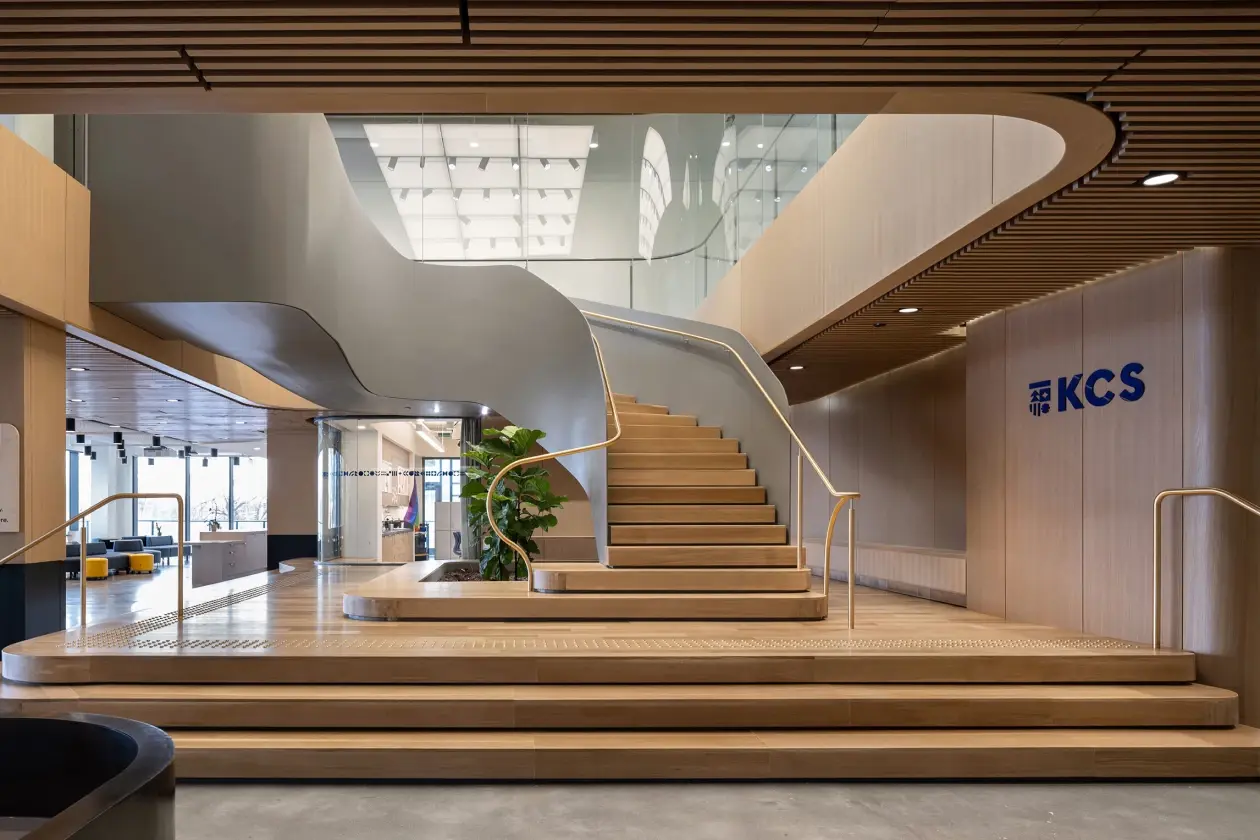 مدرسة ميثاق مبتكرة بمساحات تعليمية إبداعية